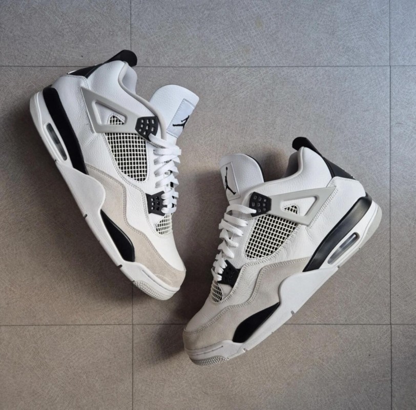 Jordan 4 "Military Black"