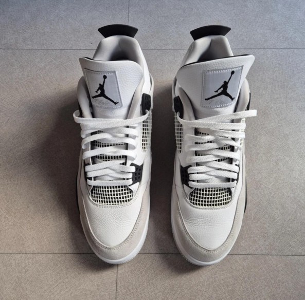 Jordan 4 "Military Black"