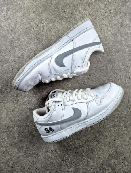 Nike SB Dunk Low Supreme 94 White Metallic Silver taille 42,5