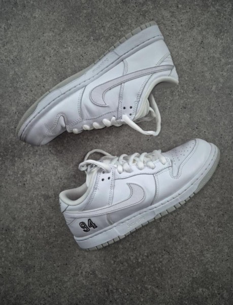Nike SB Dunk Low Supreme 94 White Metallic Silver taille 42,5