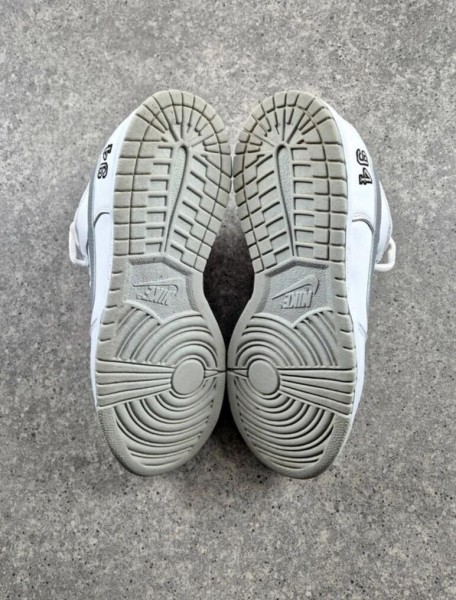 Nike SB Dunk Low Supreme 94 White Metallic Silver taille 42,5