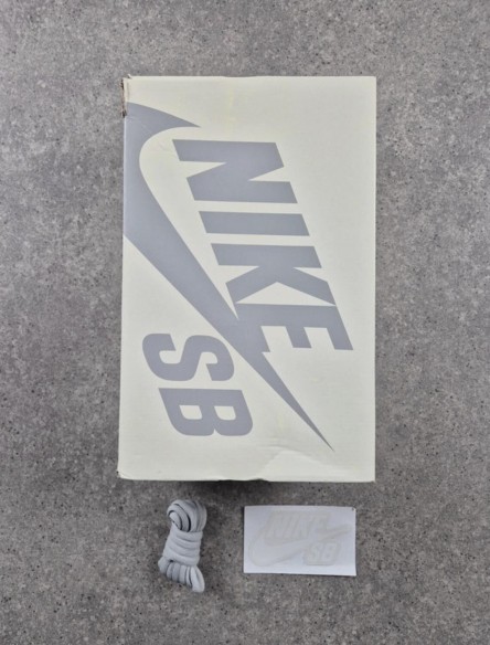 Nike SB Dunk Low Supreme 94 White Metallic Silver taille 42,5