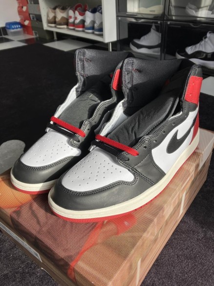 Jordan 1 Retro High OG Black Toe