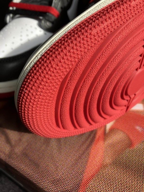 Jordan 1 Retro High OG Black Toe 2