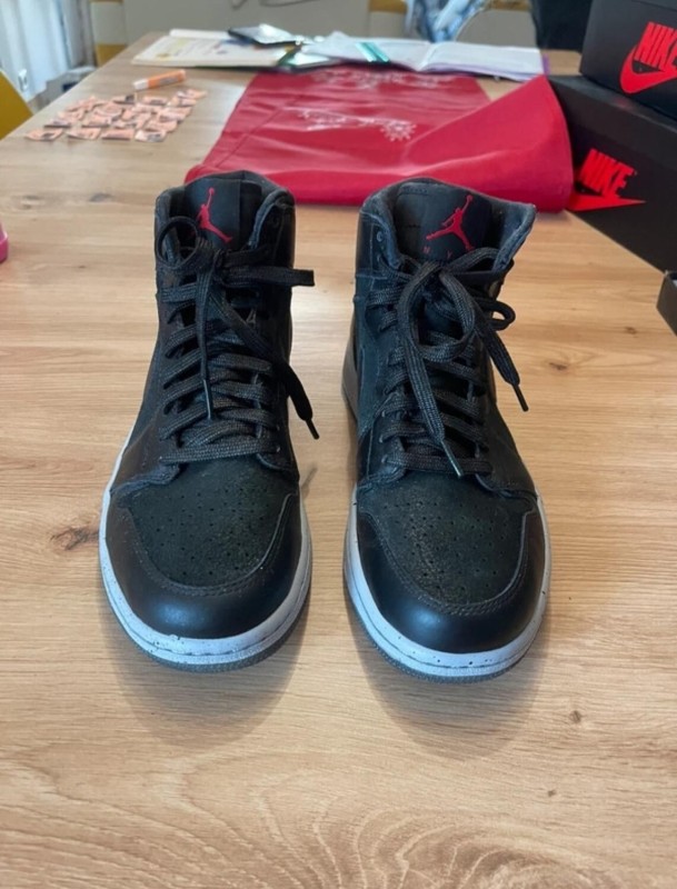Jordan 1 Retro NYC Taille 42 8,5us Neuve 2