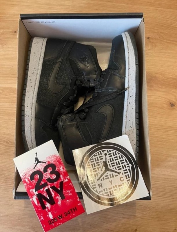 Jordan 1 Retro NYC Taille 42 8,5us Neuve 2