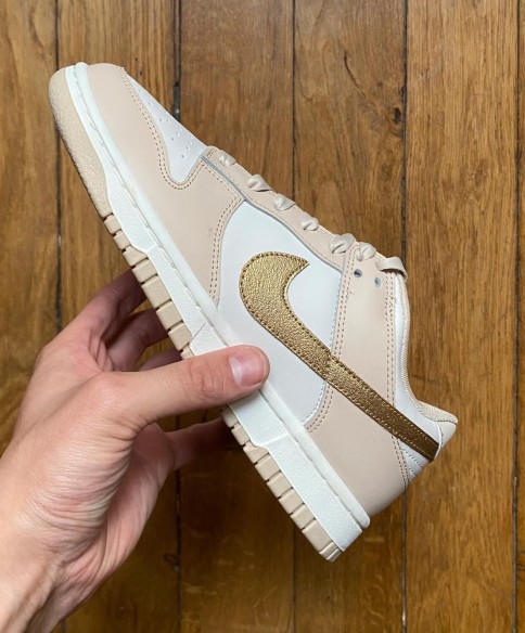 Nike dunk low phantom metallic gold (w)