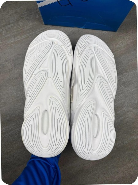 adidas ozelia white ( taille 45 1/3 )