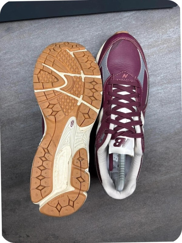 New Balance 2002r Bordeaux - taille 40,5 2