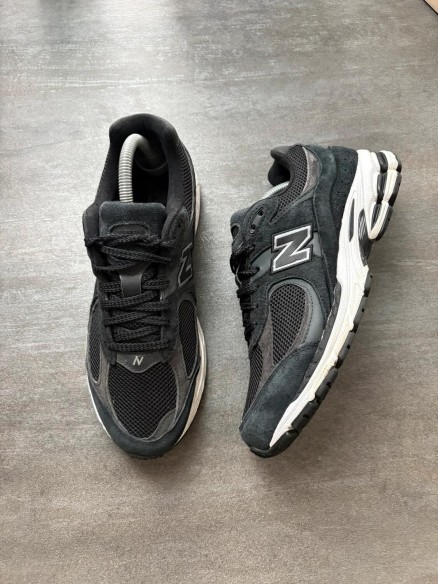 New balance 2002r black - taille 42