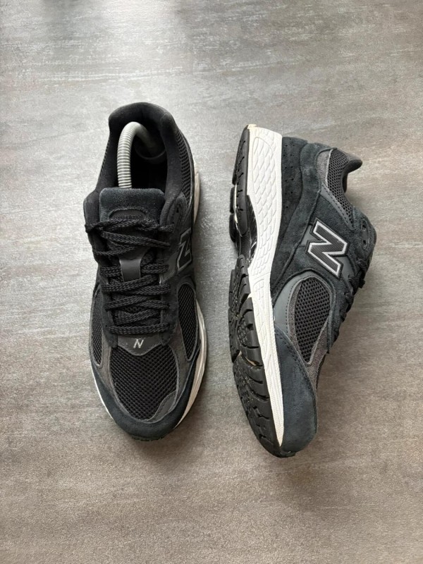 New balance 2002r black - taille 42 2