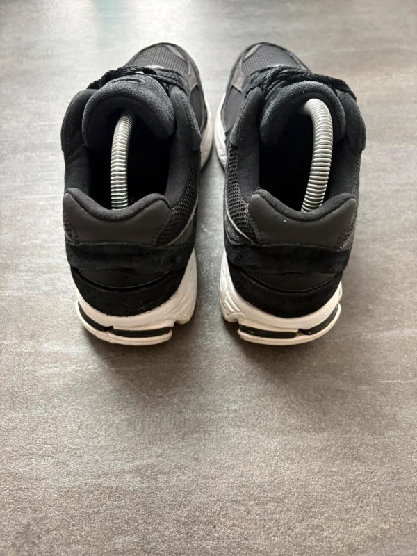 New balance 2002r black - taille 42 2
