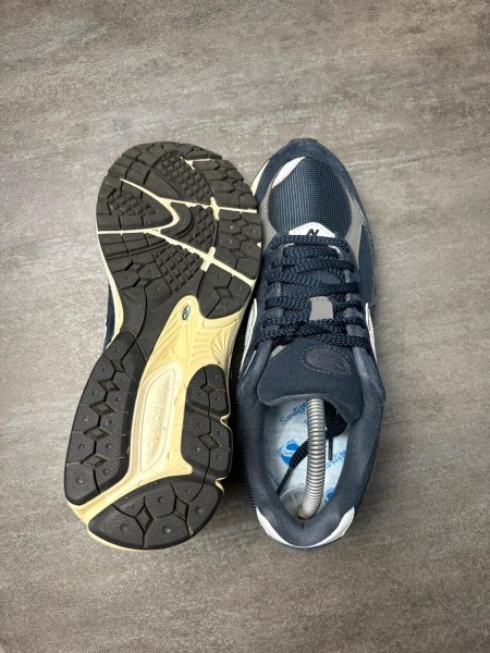New balance 2002r midnight navy - taille 42