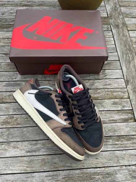 Jordan 1 retro low travis scott mocha