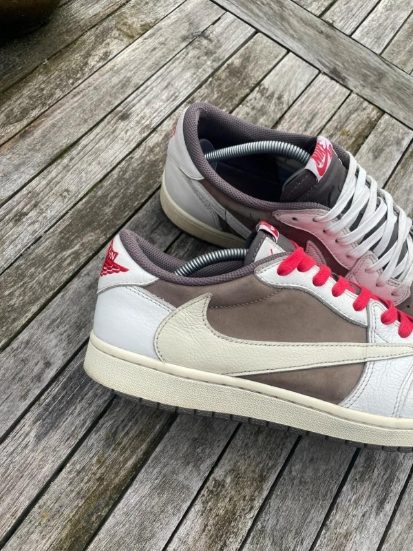 Travis Scott Jordan 1 Low reverse Mocha 2