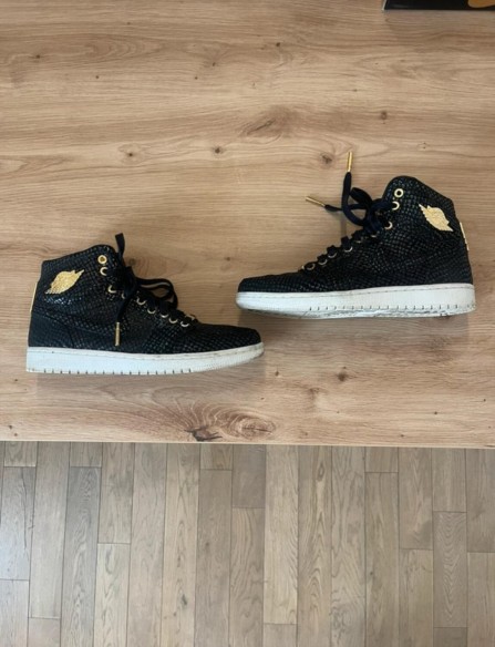 Jordan 1 Retro Black Pinnacle Taille 42 plus casquette