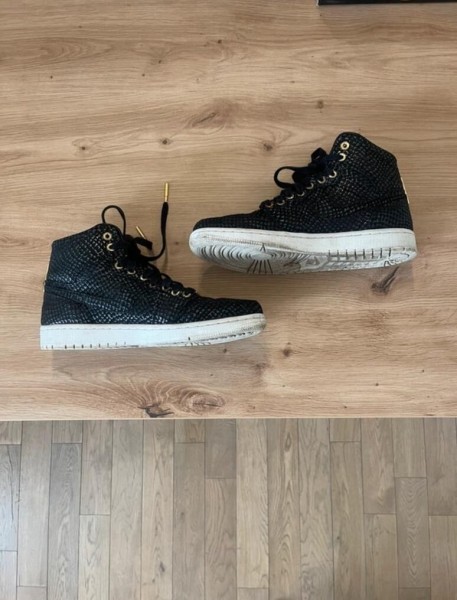 Jordan 1 Retro Black Pinnacle Taille 42 plus casquette