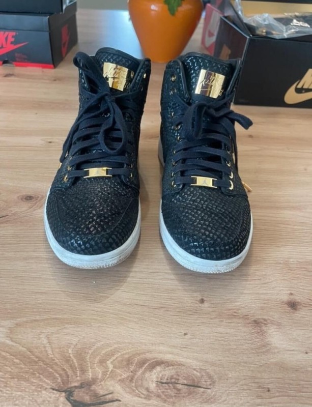 Jordan 1 Retro Black Pinnacle Taille 42 plus casquette 2