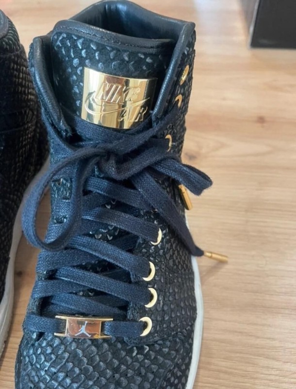 Jordan 1 Retro Black Pinnacle Taille 42 plus casquette 2