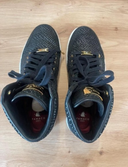 Jordan 1 Retro Black Pinnacle Taille 42 plus casquette