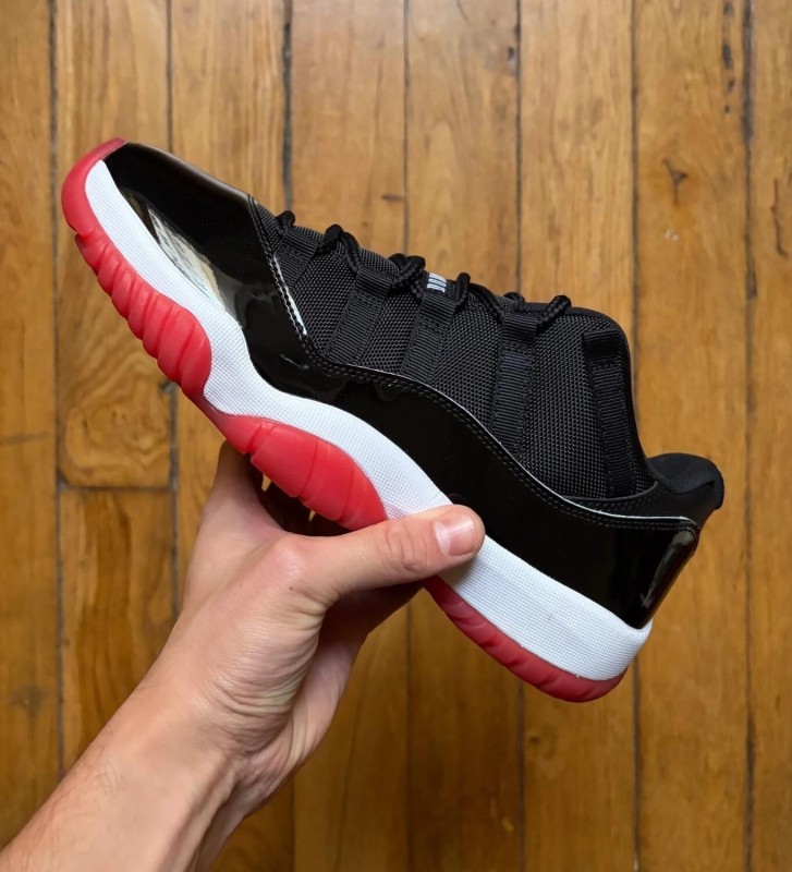 Air jordan 11 low bred black red noir rouge 42