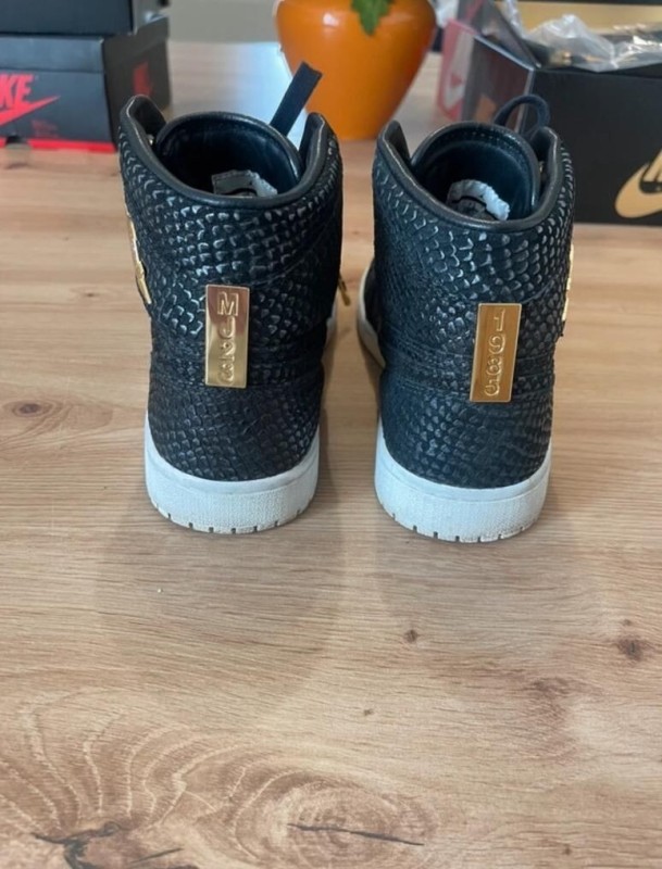 Jordan 1 Retro Black Pinnacle Taille 42 plus casquette 2