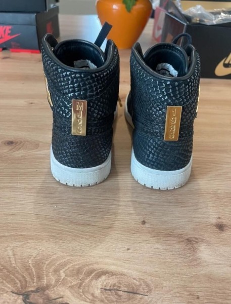 Jordan 1 Retro Black Pinnacle Taille 42 plus casquette