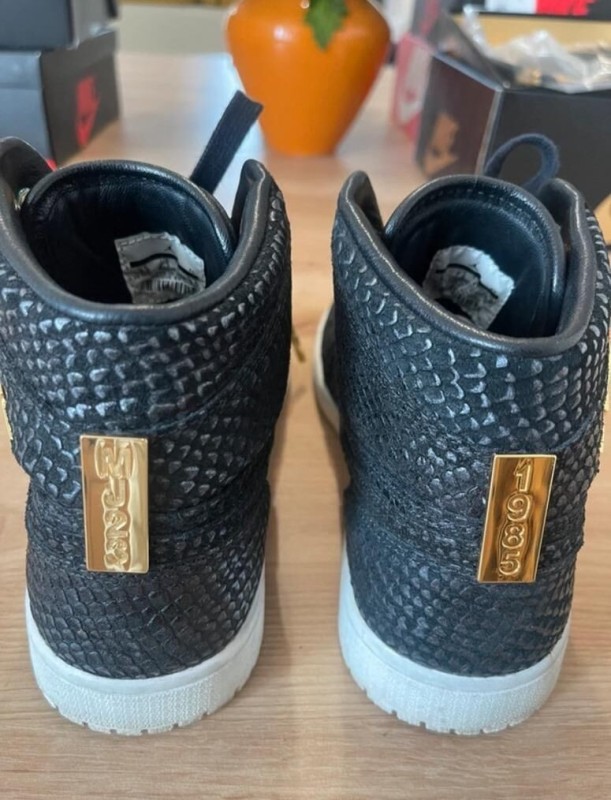 Jordan 1 Retro Black Pinnacle Taille 42 plus casquette 2