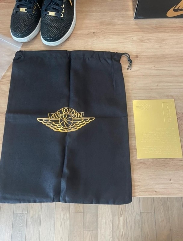 Jordan 1 Retro Black Pinnacle Taille 42 plus casquette 2