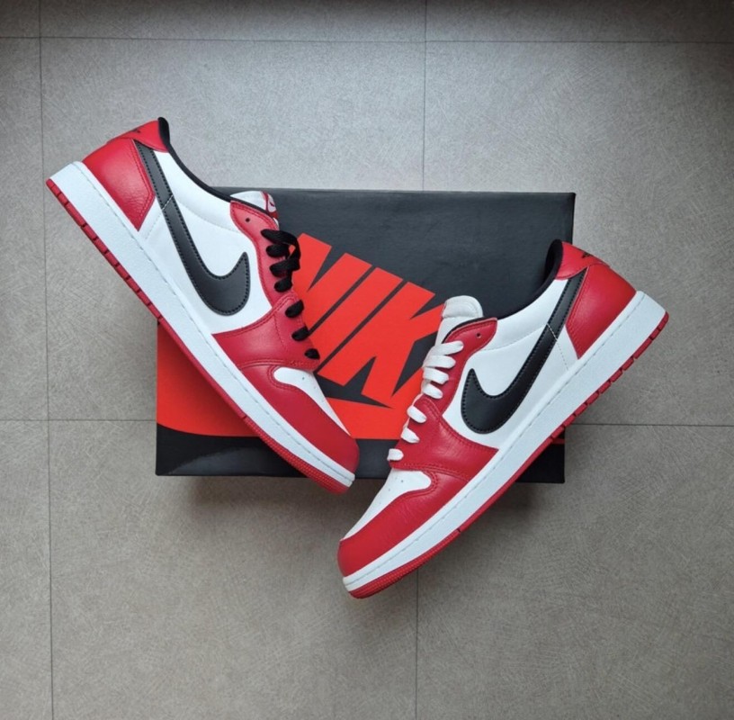 Jordan 1 Low OG "Chicago" 2