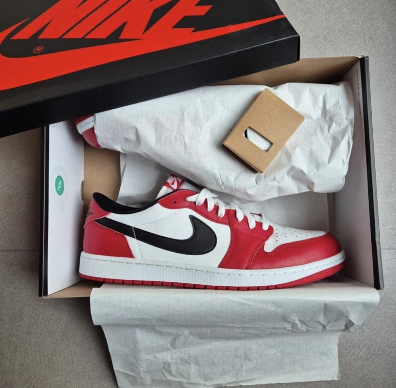 Jordan 1 Low OG "Chicago" 2