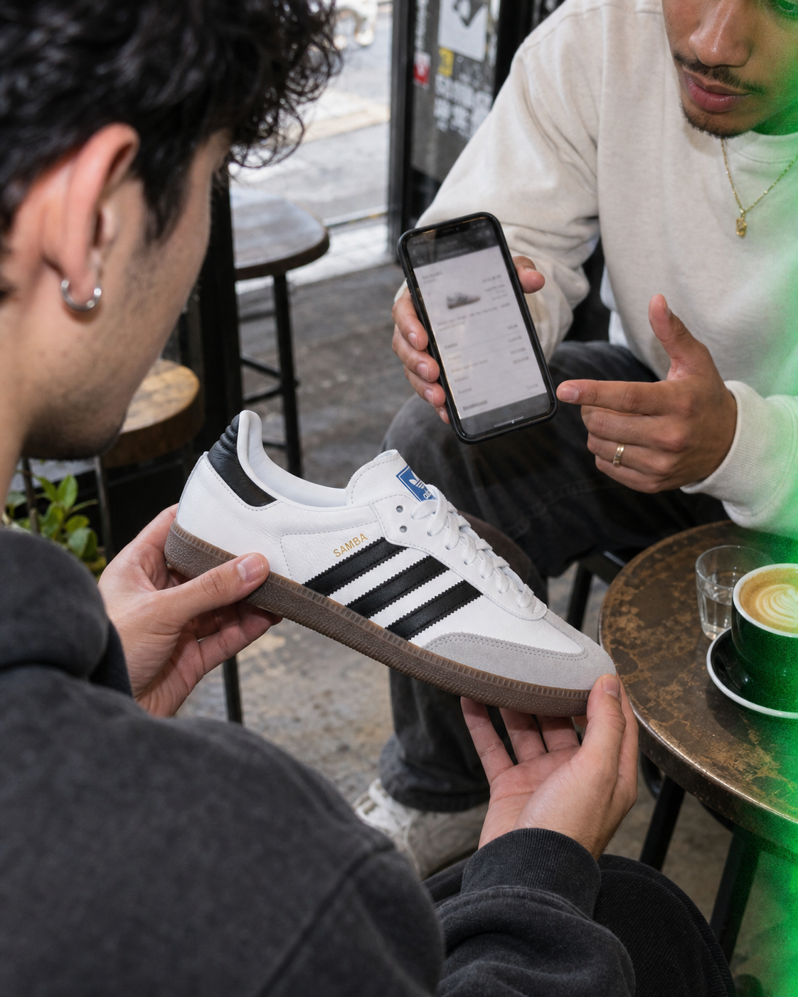 Deux passionnés vérifient la preuve d'achat d'une sneaker avant une transaction